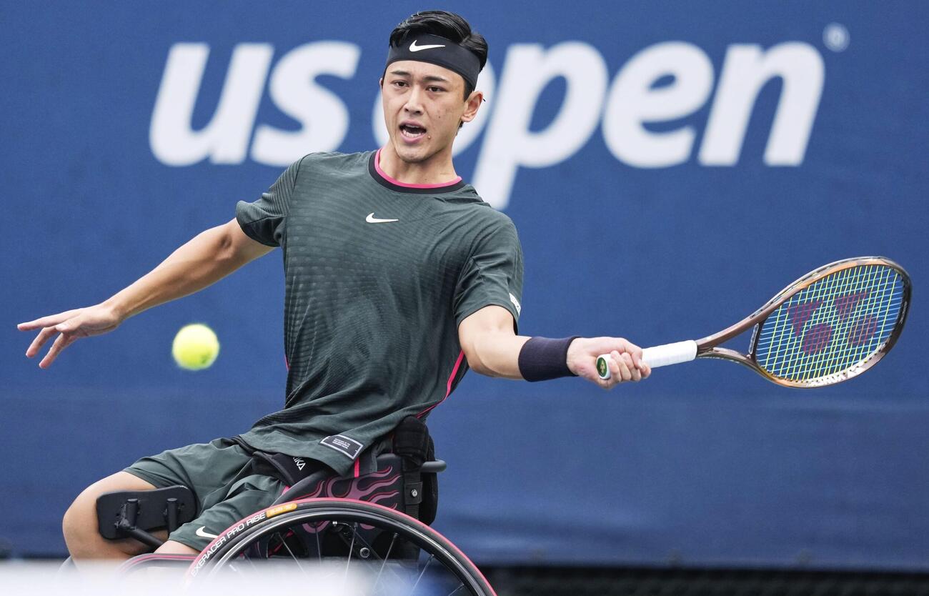 車いすの部男子シングルス1回戦でプレーする小田凱人＝ニューヨーク（AP＝共同）