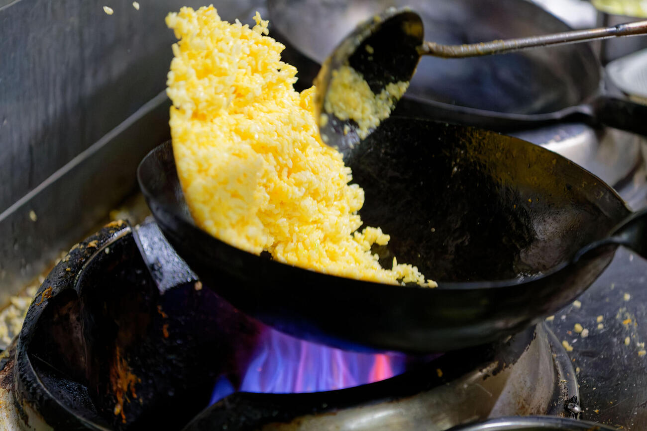 兆徳の店主、朱徳平さんが手掛ける玉子チャーハン（味の素冷凍食品提供）