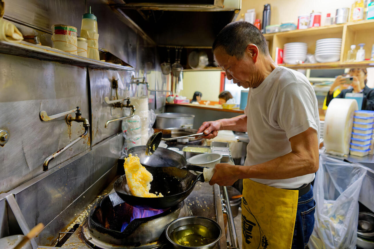 兆徳の店主、朱徳平さんが手掛ける玉子チャーハン（味の素冷凍食品提供）