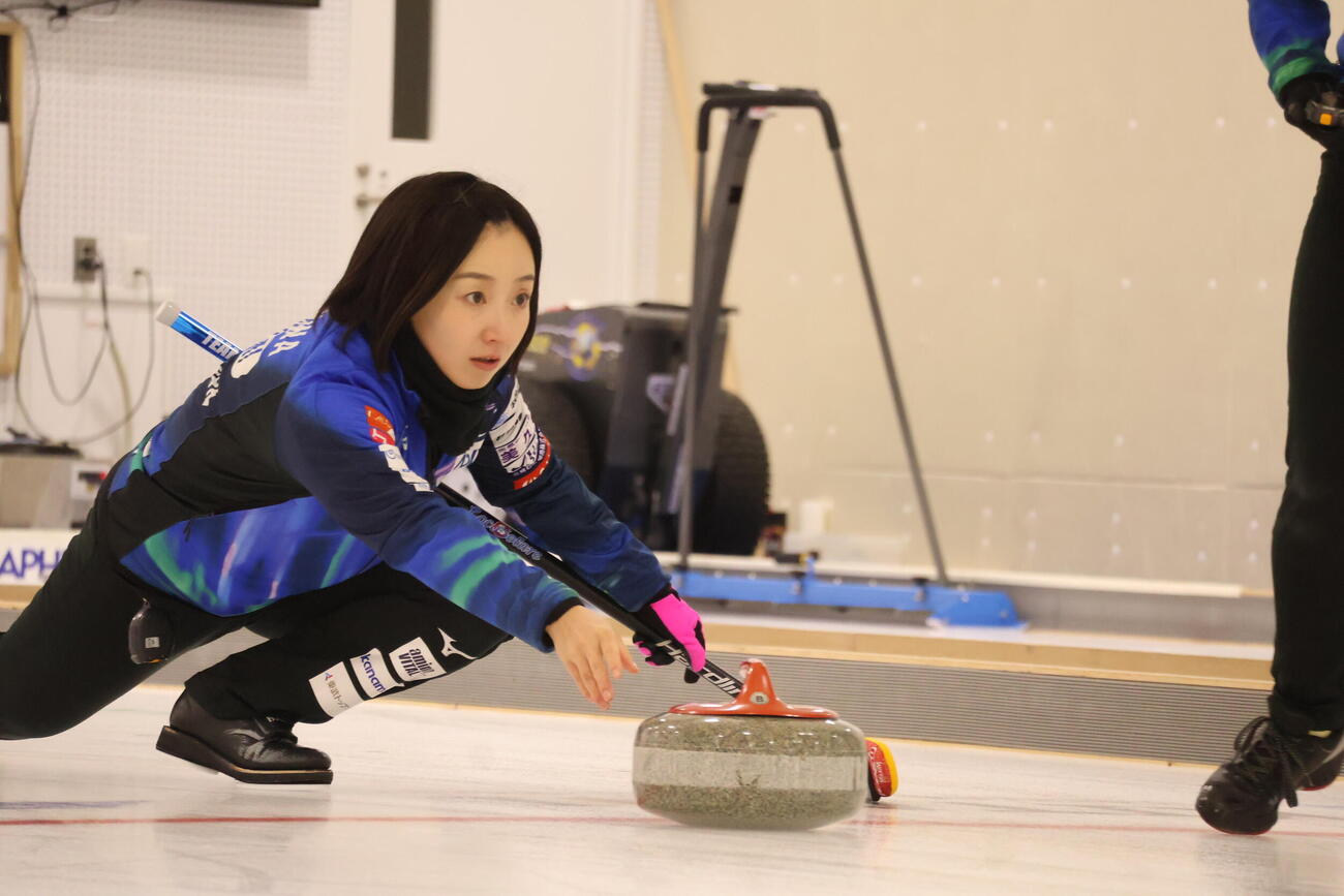 アルゴグラフィックスカップ2026　ロコ・ソラーレ対チーム・ハ（韓国）　ストーンを投じる藤沢五月（C）北海道カーリングツアー