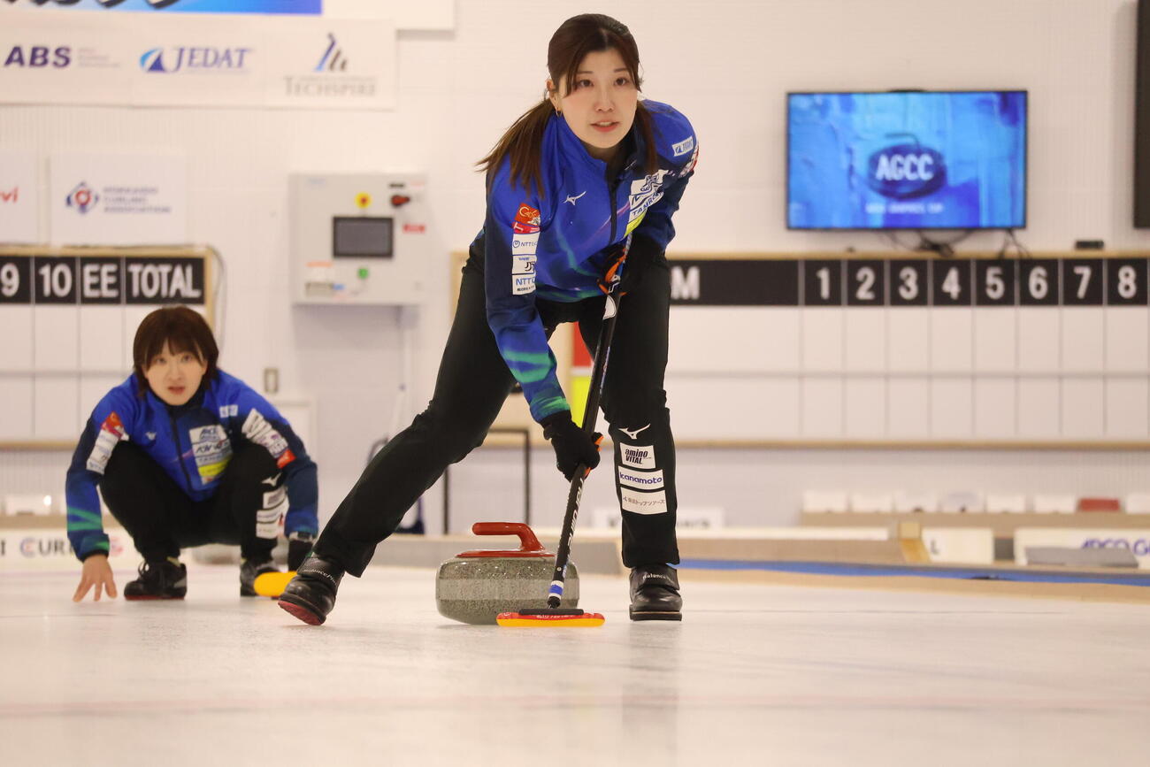 アルゴグラフィックスカップ2026　ロコ・ソラーレ対チーム・ハ（韓国）　ストーンをスイープする松沢弥子（手前）と鈴木夕湖（C）北海道カーリングツアー