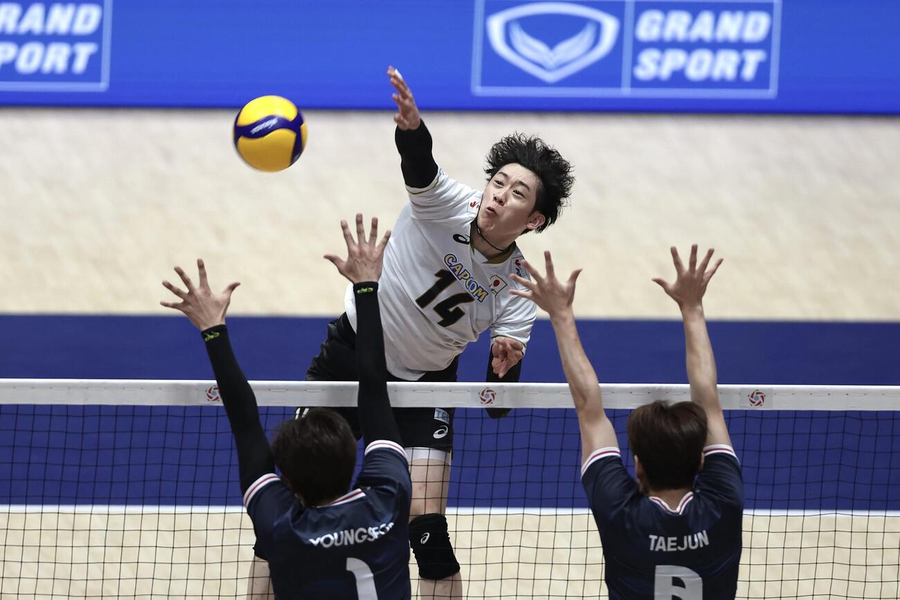 日本対韓国　第1セット、スパイクを決める石川祐希（撮影・前田充）