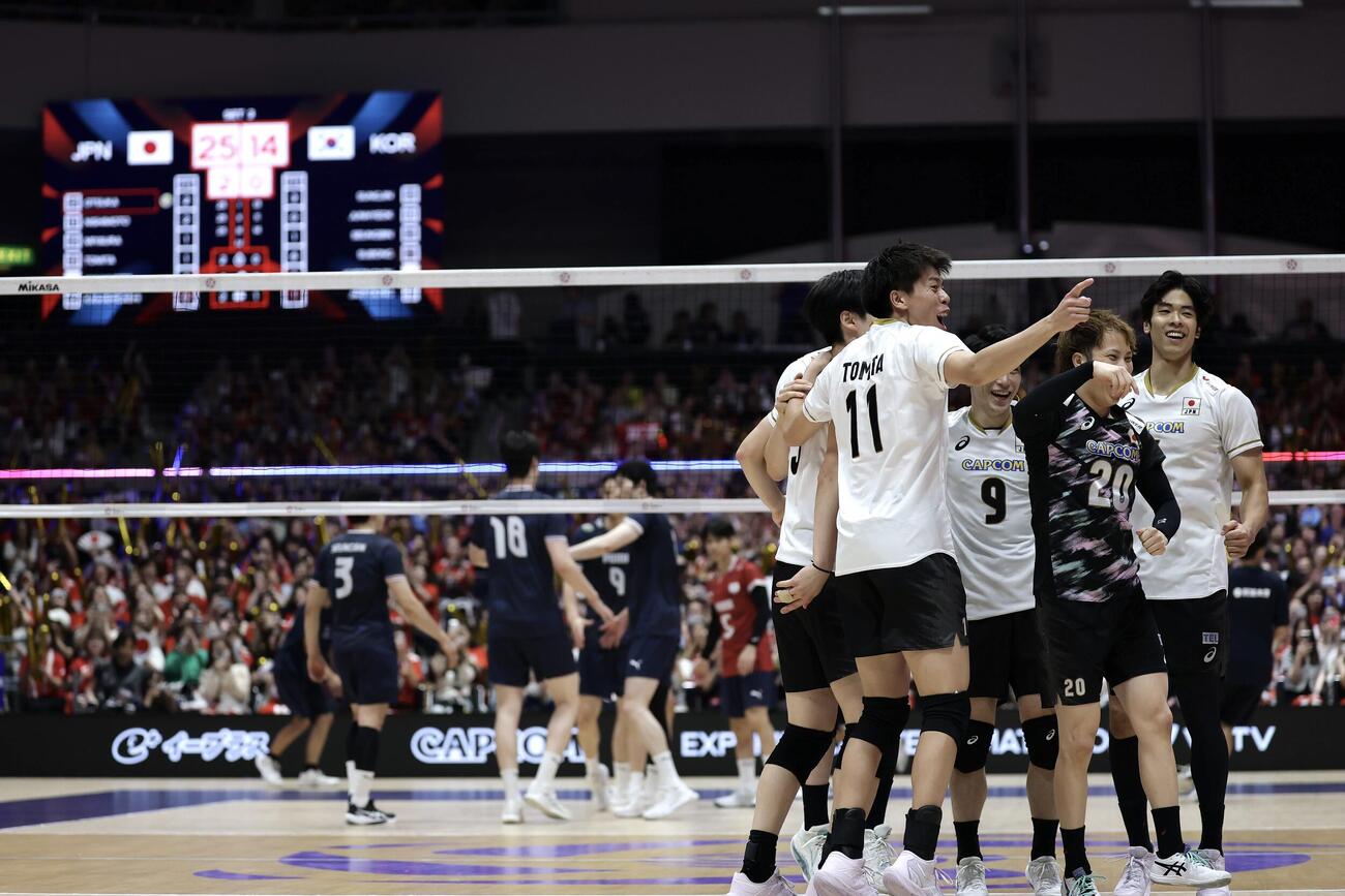日本対韓国　韓国に勝利し喜ぶ日本の選手たち（撮影・前田充）