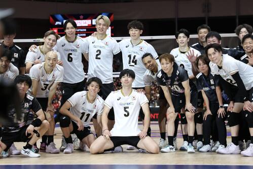日本対韓国 韓国に勝利し、笑顔で記念写真に納まる日本の選手たち(撮影・前田充)