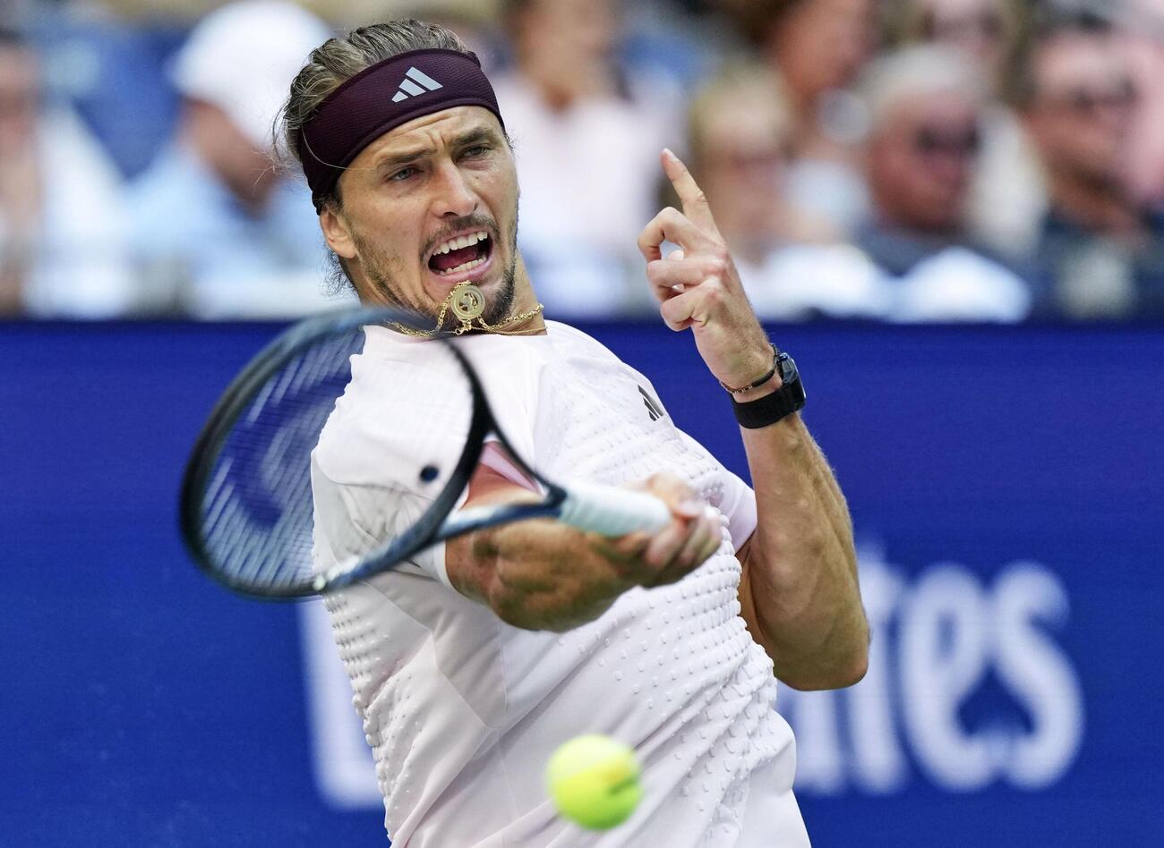 男子シングルス準決勝でプレーするアレクサンダー・ズベレフ（AP＝共同）