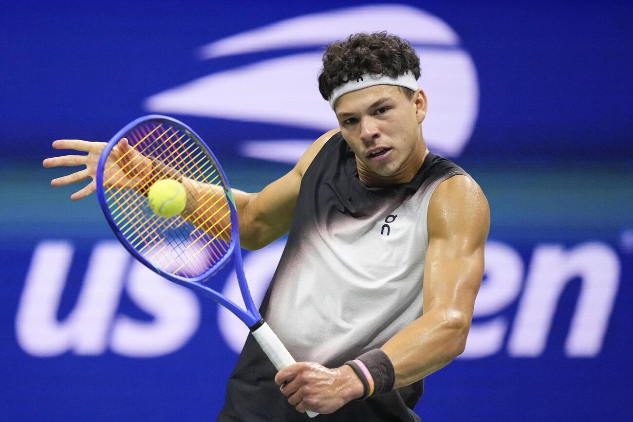 男子シングルス準決勝でプレーするベン・シェルトン（AP＝共同）
