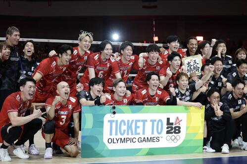 日本対イラン イランを破ってロサンゼルス五輪の出場権を獲得し、歓喜する日本の選手たち(撮影・前田充)