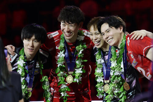 日本対イラン 笑顔で写真に納まる、左から小川智大、石川祐希、山本智大、高橋藍(撮影・前田充)