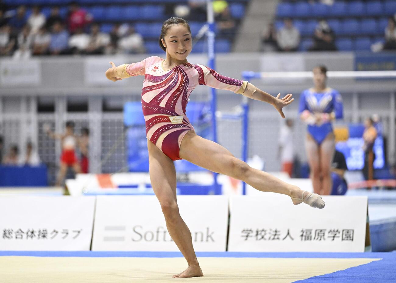 女子個人総合で初優勝した岡村真の床運動＝アリーナ立川立飛（共同）
