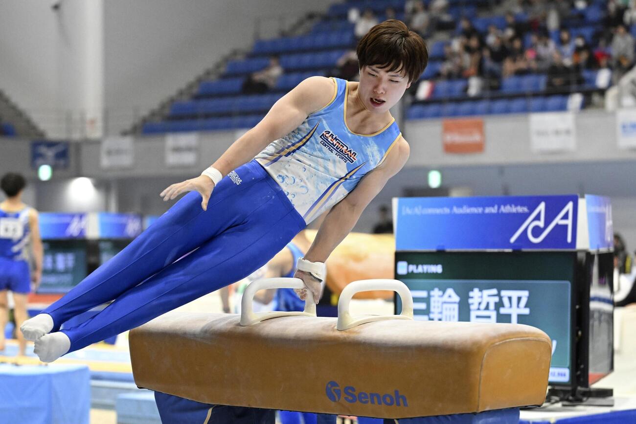 男子個人総合で初優勝した三輪哲平のあん馬＝アリーナ立川立飛（共同）
