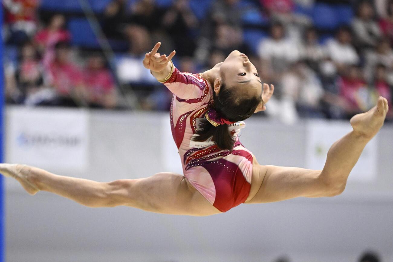 女子個人総合で初優勝した岡村真の床運動＝アリーナ立川立飛（共同）