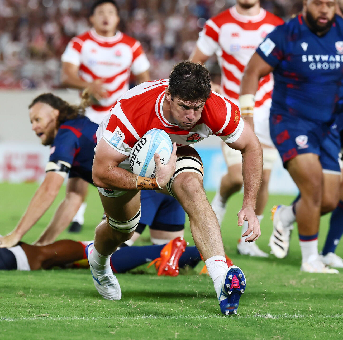 日本対アメリカ　前半、中央へトライを決めるマイケル・ストーバーグ（撮影・加藤哉）