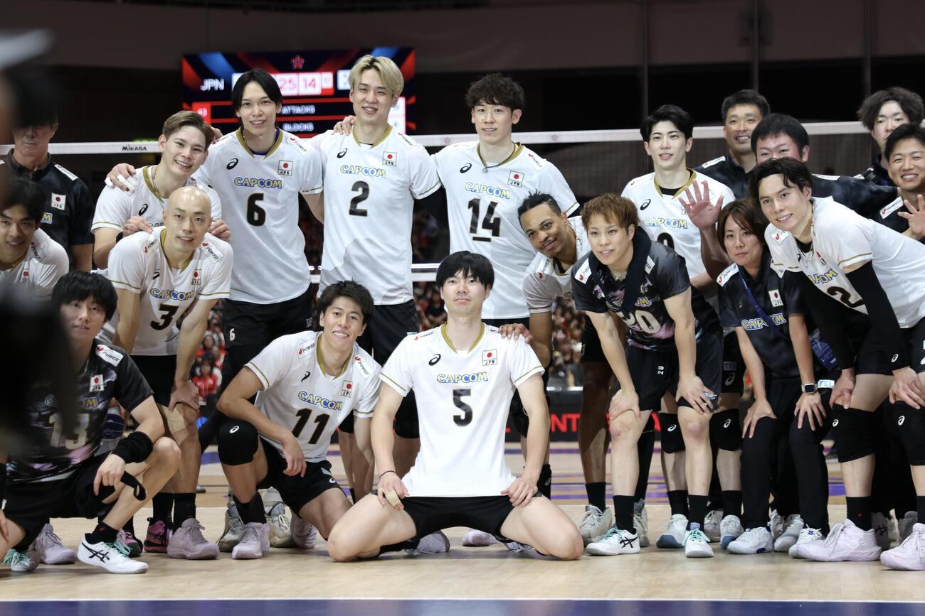日本対韓国　韓国に勝利し、笑顔で記念写真に納まる日本の選手たち（撮影・前田充）