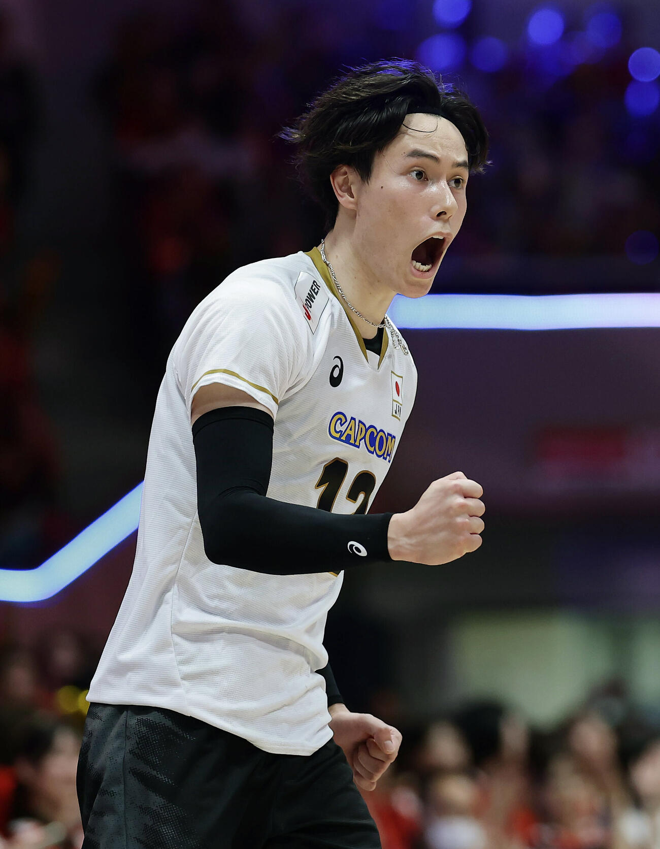 日本対韓国　第3セット、スパイクを決めガッツポーズする高橋藍（撮影・前田充）