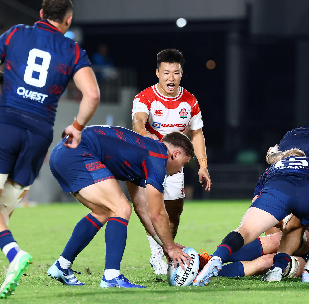 日本対アメリカ　前半、相手スクラムの脇に立って声を出す斎藤直人（撮影・加藤哉）