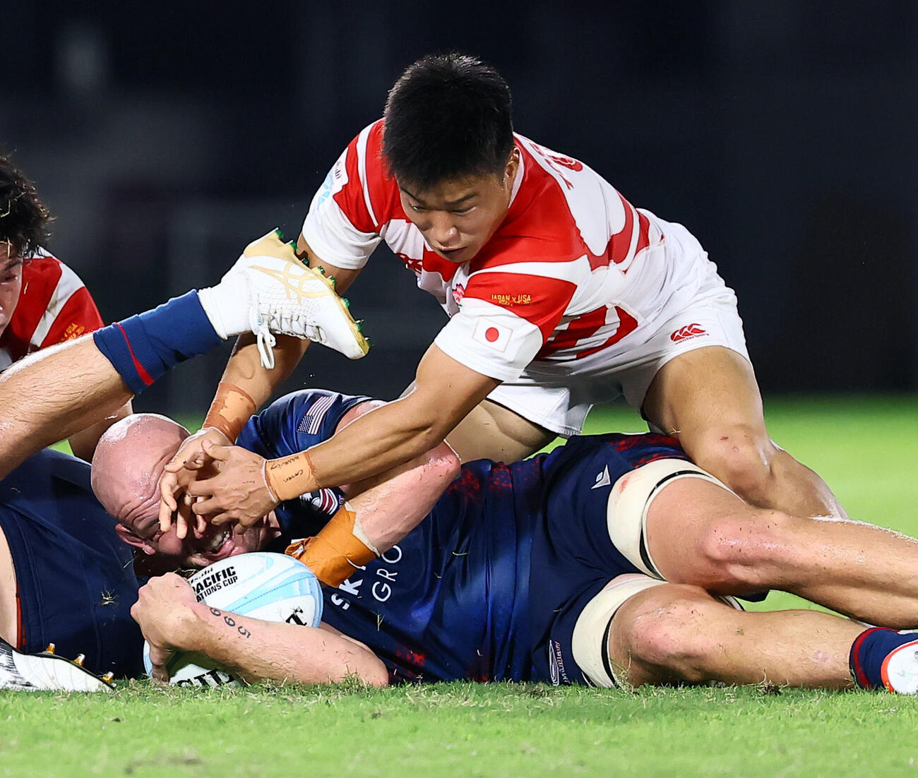 日本対アメリカ　前半、ボールを奪い合う斎藤直人（撮影・加藤哉）