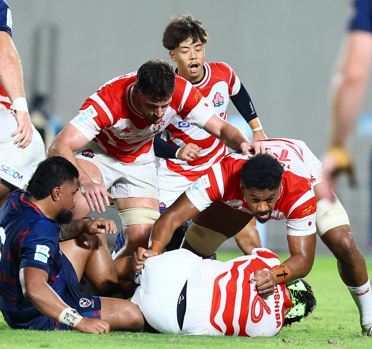 日本対アメリカ　後半、スクラムの後方からボールの行方を確認する藤原忍（中央）（撮影・加藤哉）