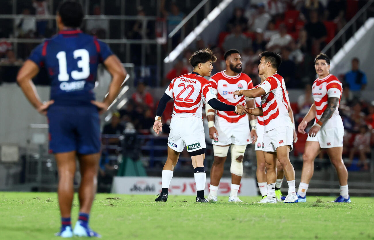 日本対アメリカ　後半、選手の入れ替えでピッチに入り斉藤直人（右から2人目）と言葉をかわす藤原忍（22）（撮影・加藤哉）