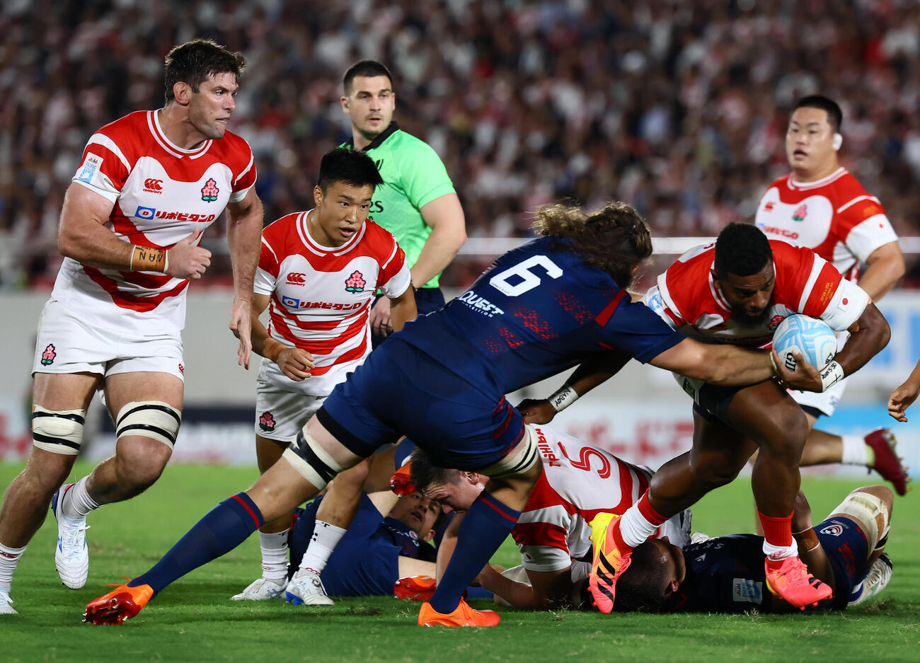 日本対アメリカ　前半、ボールを持って突進するフィフティーンを後方から見る斎藤直人（左から2人目）（撮影・加藤哉）