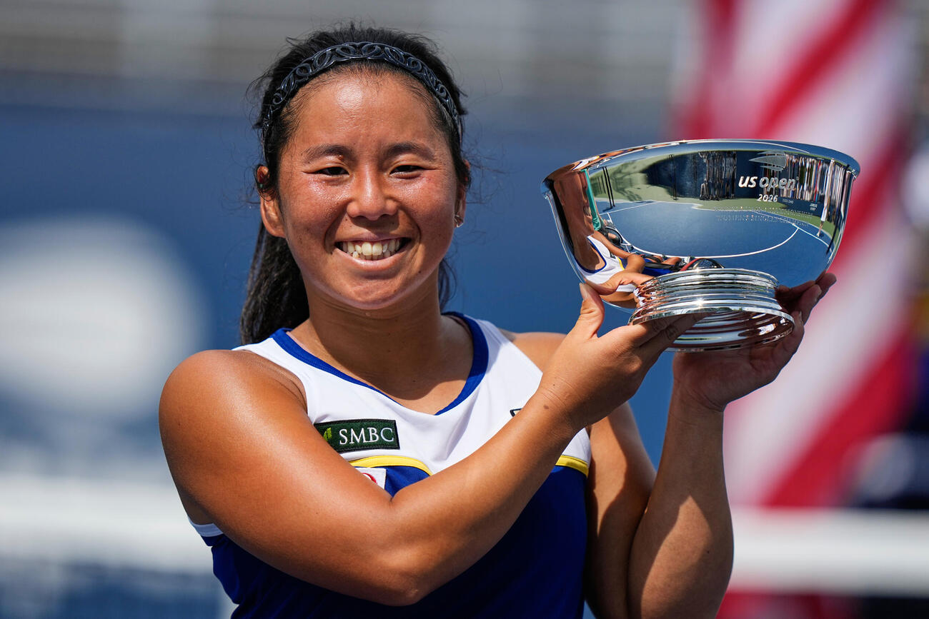 全米オープン車いすの部女子シングルス決勝　優勝しトロフィーを掲げる上地結衣（AP）