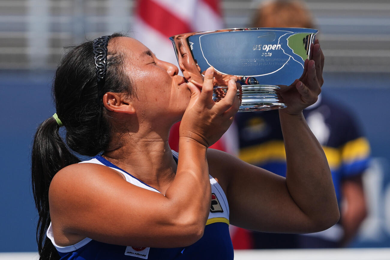 全米オープン車いすの部女子シングルス決勝　優勝しトロフィーにキスする上地結衣（AP）