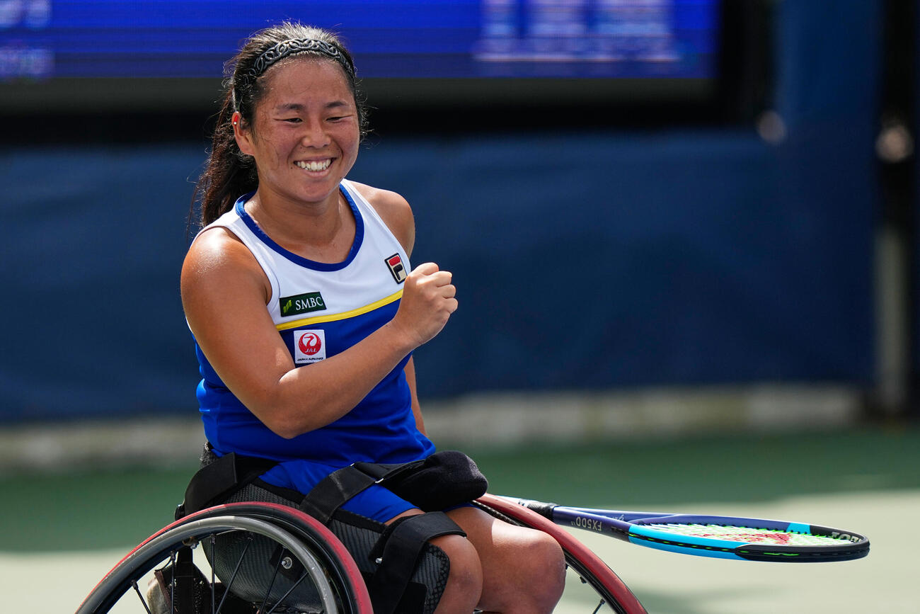 全米オープン車いすの部女子シングルス決勝　オランダのデフロートを破り優勝を喜ぶ上地結衣（AP）