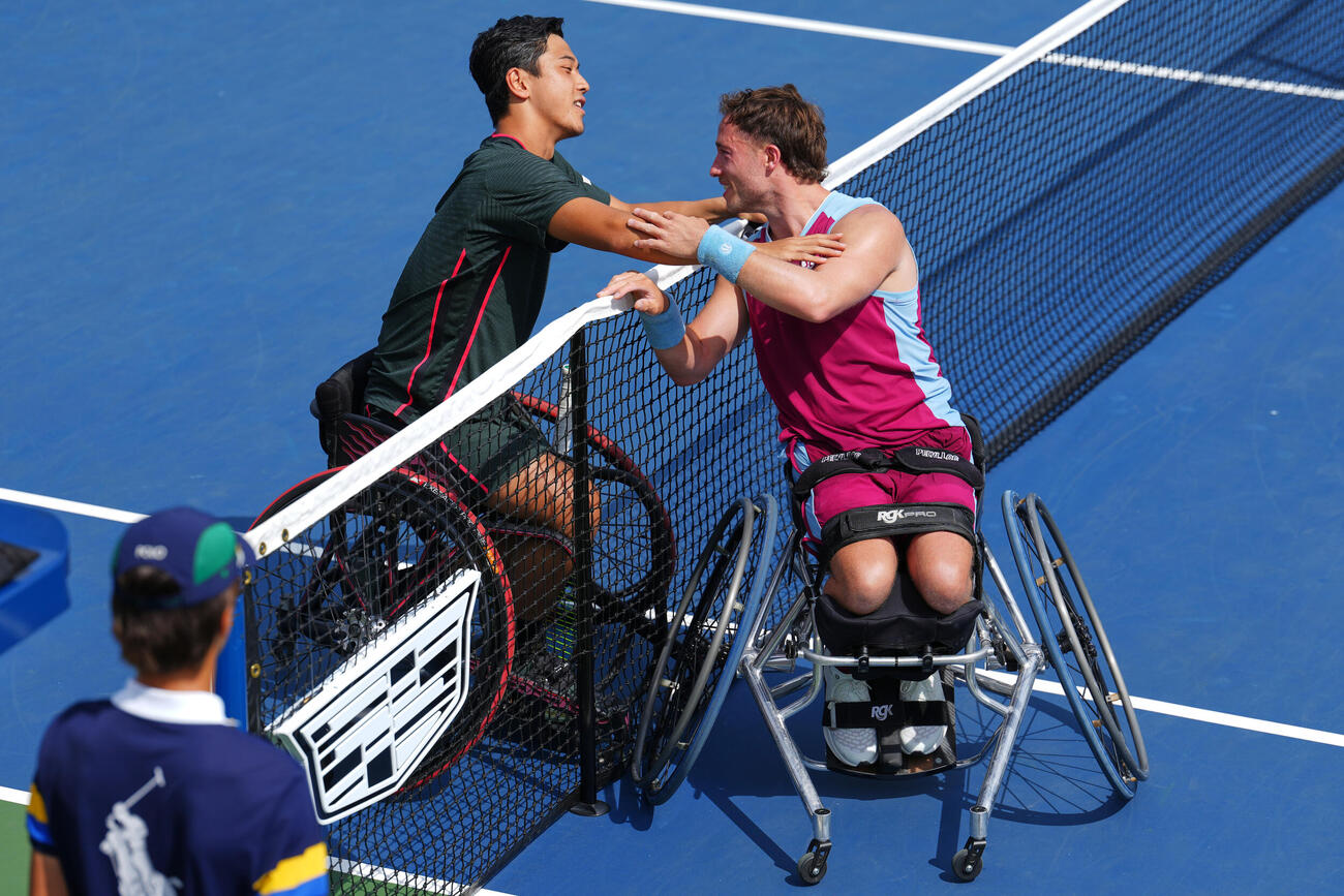 全米オープン車いすの部男子シングルス決勝　優勝したヒューエット（右）と健闘をたたえる小田凱人（AP）