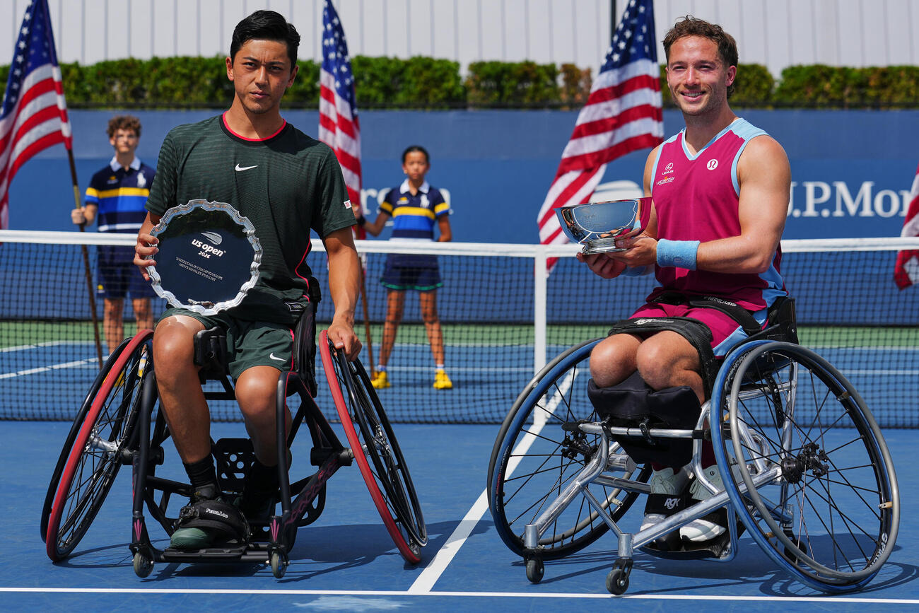 全米オープン車いすの部男子シングルス決勝　優勝したヒューエット（右）と並んで記念撮影する小田凱人（AP）