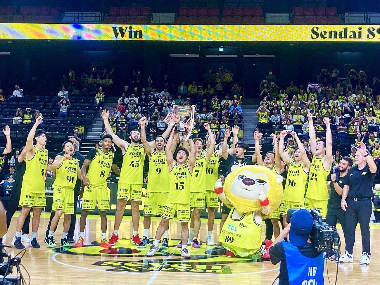 仙台対秋田　優勝カップと記念写真に納まる仙台89ERS（撮影・高橋香奈）