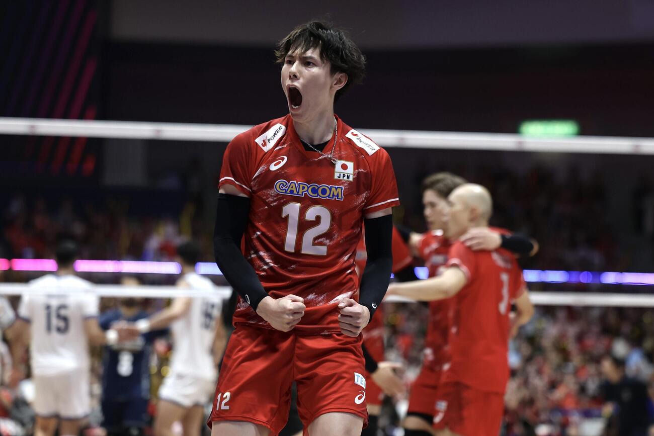 日本対イラン　第1セット、サービスエースを決め雄たけびをを上げる高橋藍（撮影・前田充）