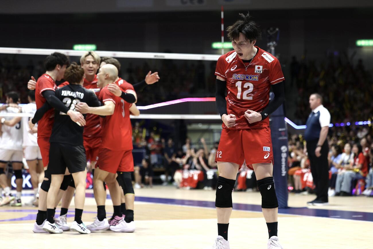 日本対イラン　第1セット、得点を奪い喜ぶ高橋藍（右）ら日本の選手たち（撮影・前田充）