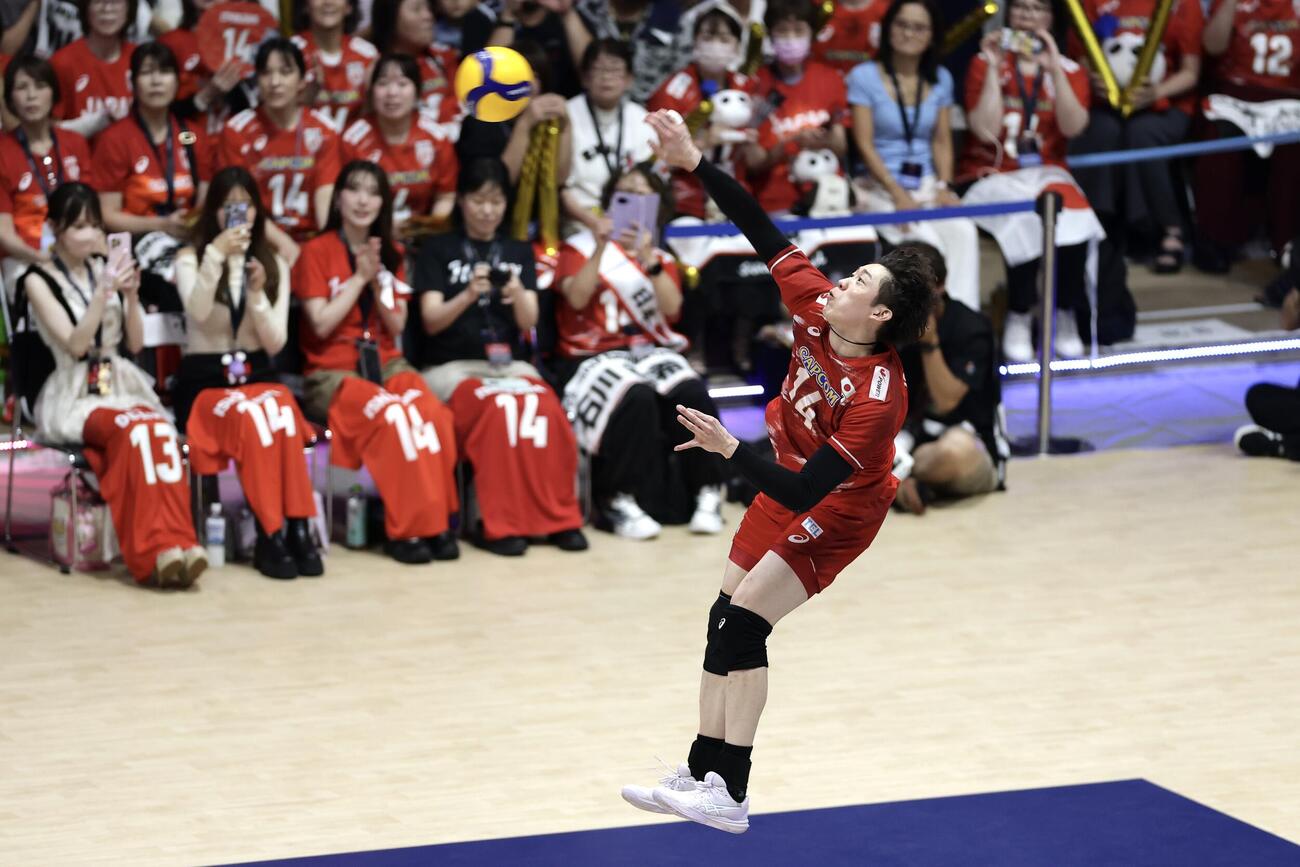 日本対イラン　第2セット、セットポイントでサービスエースを決める石川祐希（撮影・前田充）