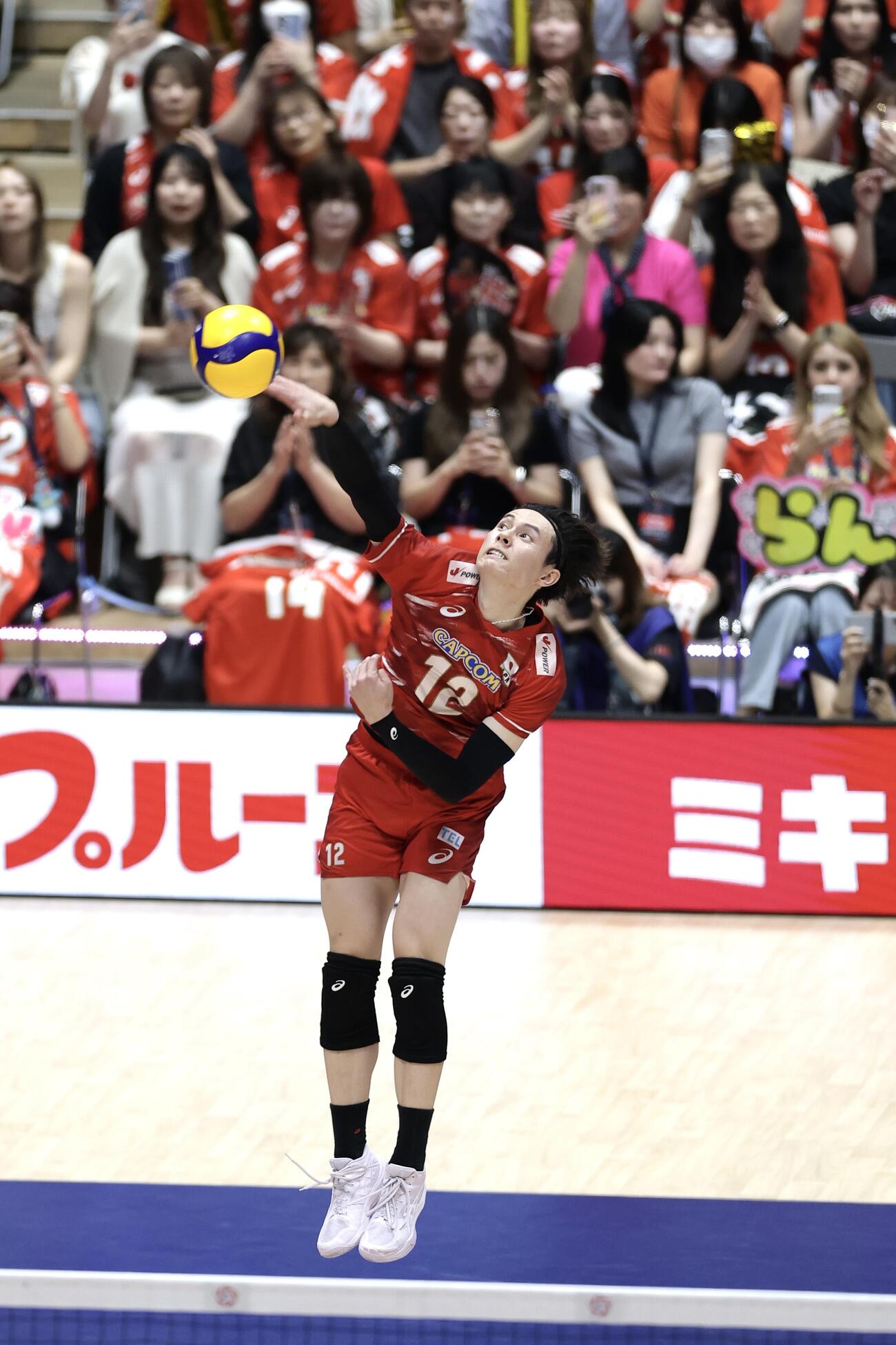 日本対イラン　第2セット、サービスエースを決める高橋藍（撮影・前田充）