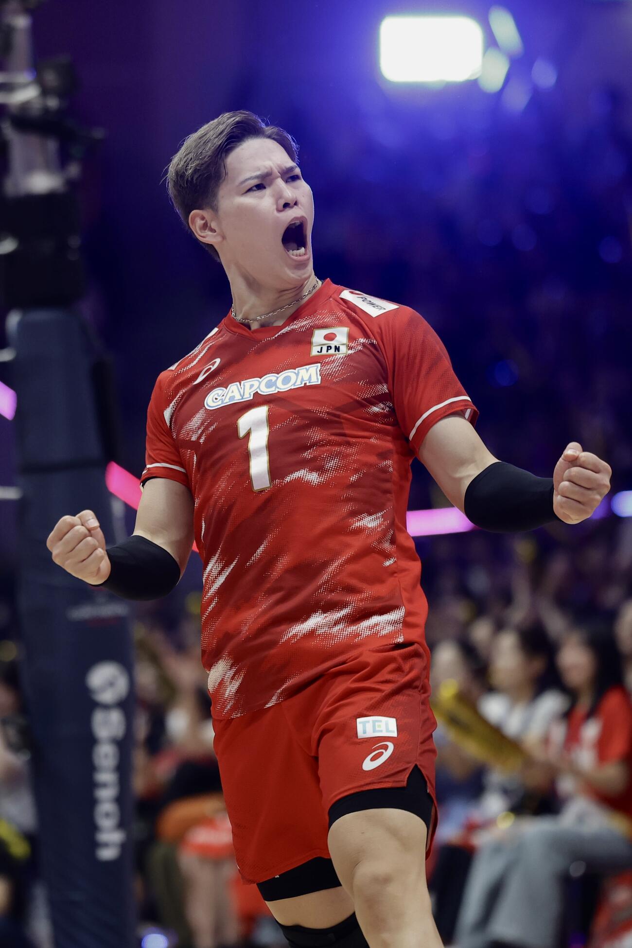 日本対イラン　第1セット、スパイクを決め雄たけびを上げる西田有志（撮影・前田充）