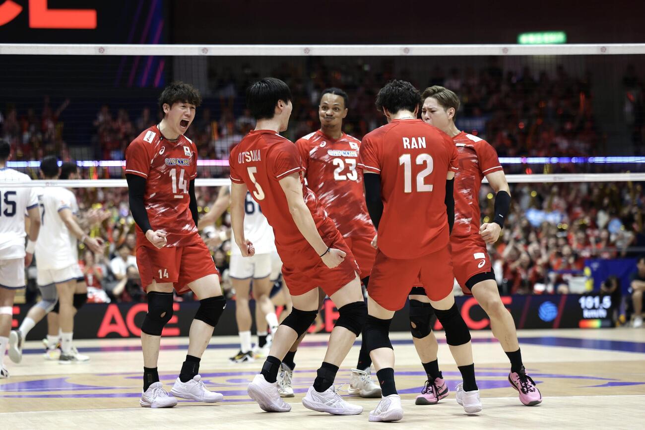 日本対イラン　第1セット、大塚達宣のサービスエースが決まり喜ぶ日本の選手たち（撮影・前田充）