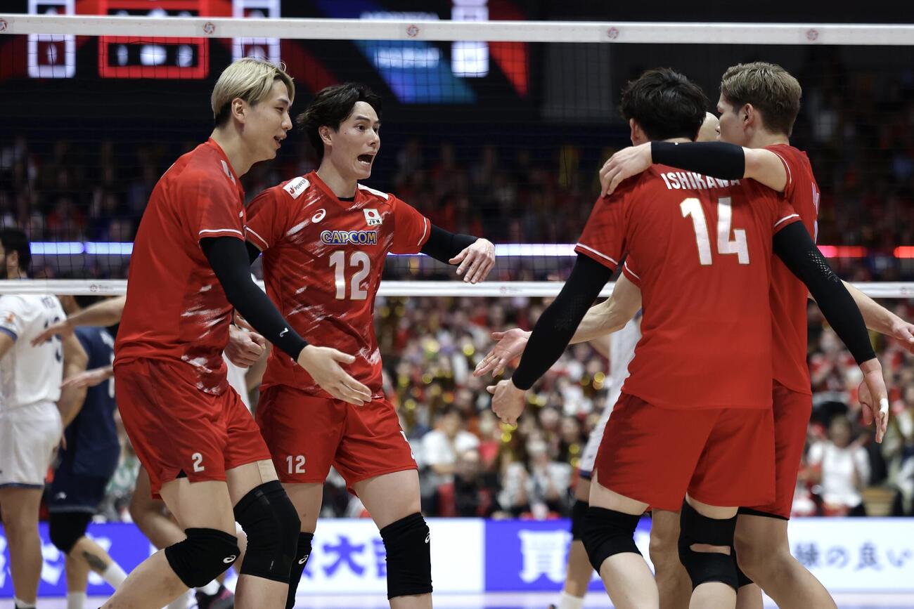 日本対イラン　第1セット、得点を奪い喜ぶ日本の選手たち（撮影・前田充）