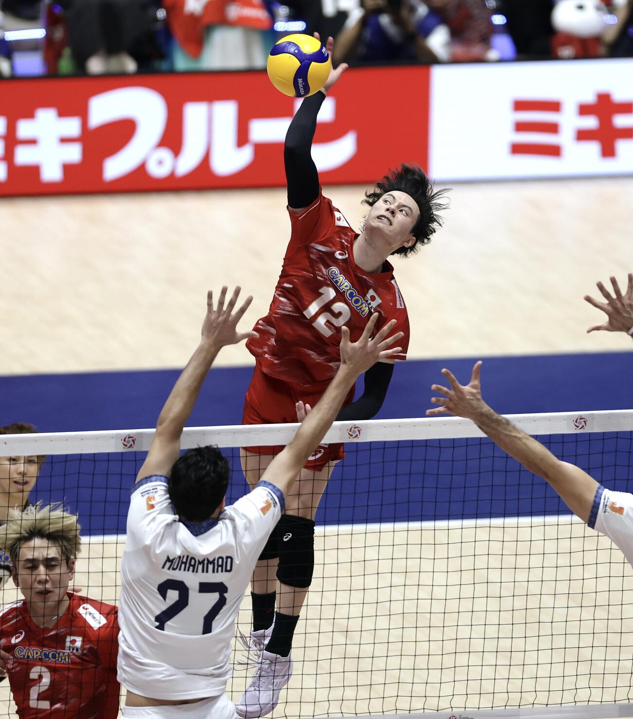 日本対イラン　第2セット、スパイクを決める高橋藍（撮影・前田充）
