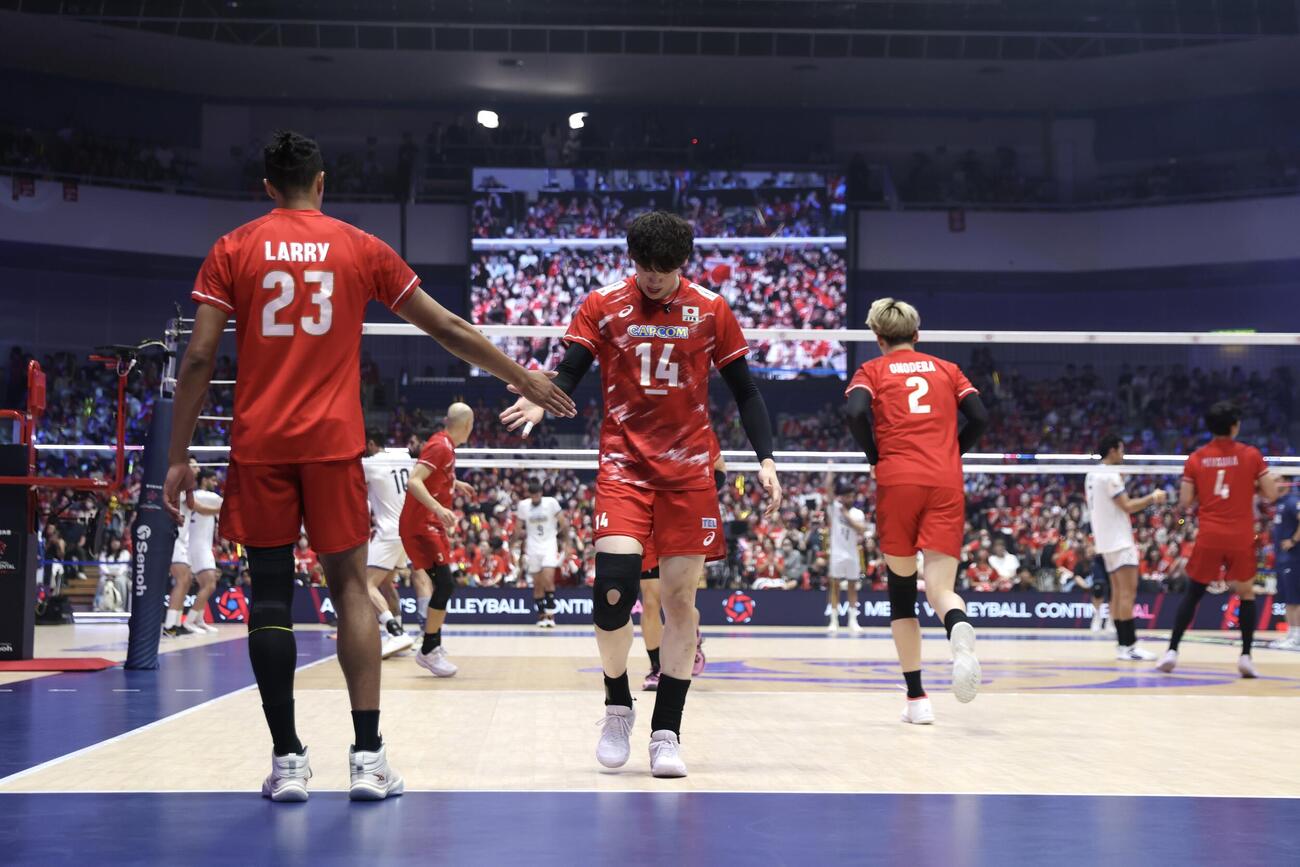 日本対イラン　ウオーミングアップを行う石川祐希（中央）ら日本の選手たち（撮影・前田充）