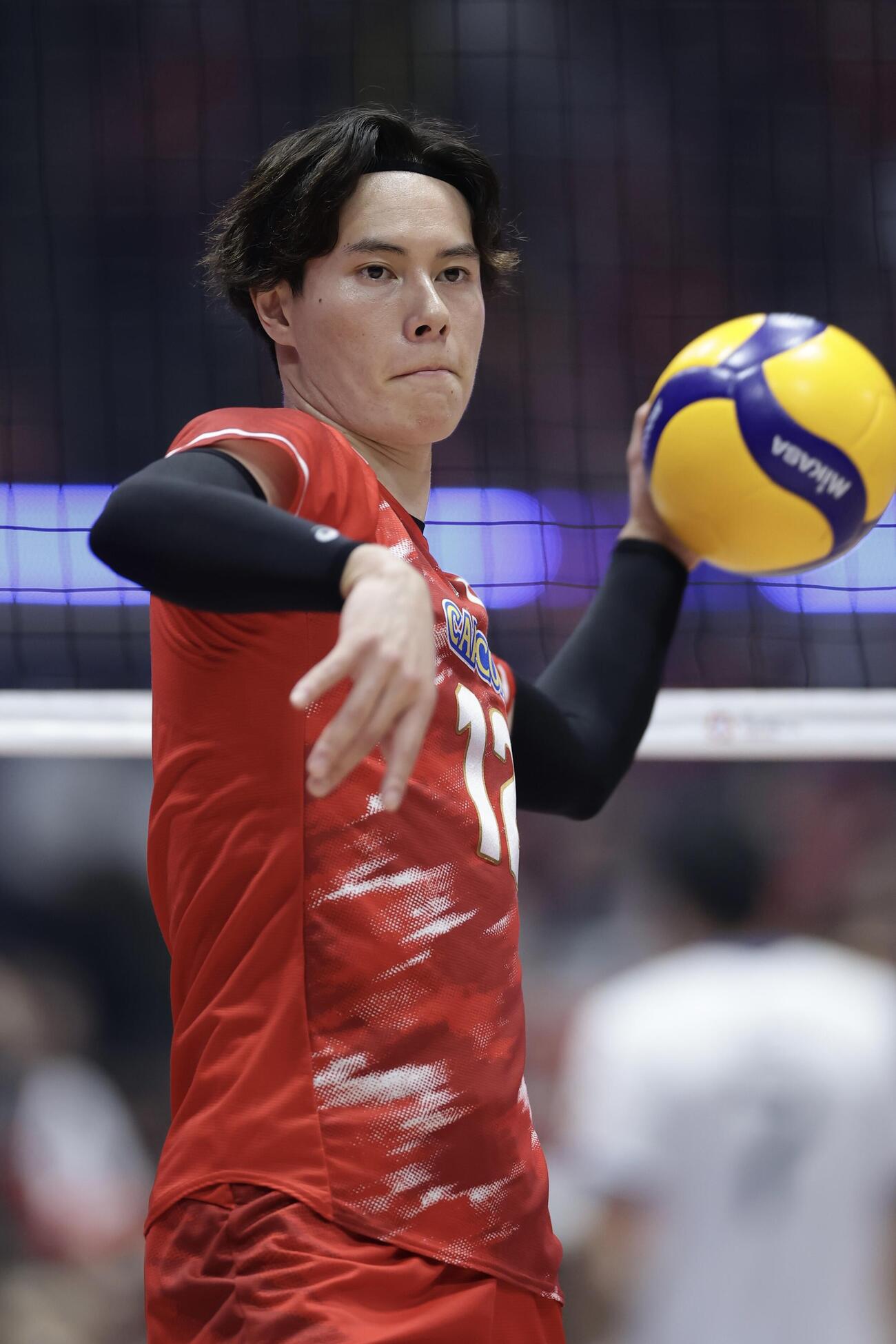 日本対イラン　ウオーミングアップを行う高橋藍（撮影・前田充）