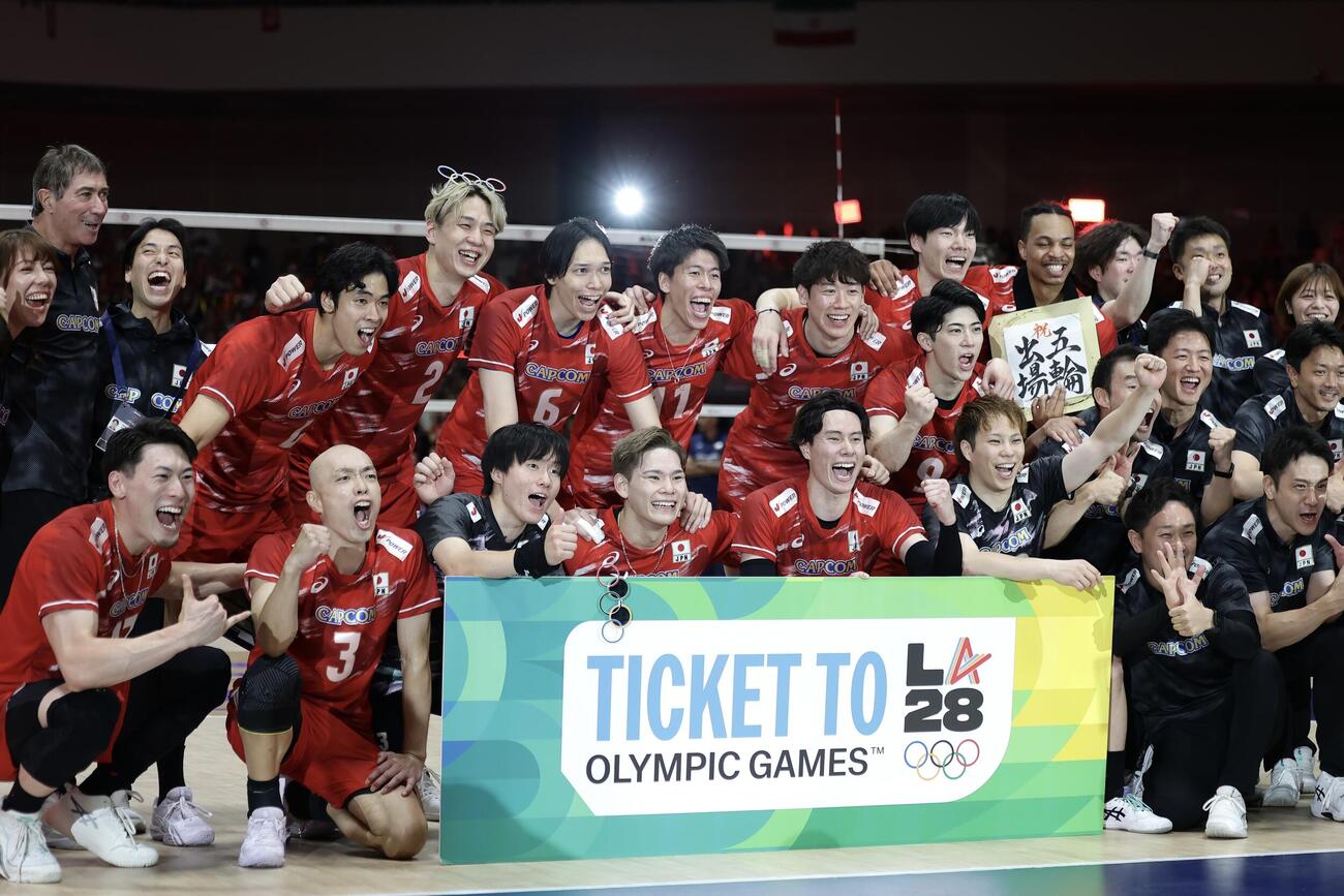 日本対イラン　イランを破ってロサンゼルス五輪の出場権を獲得し、歓喜する日本の選手たち（撮影・前田充）