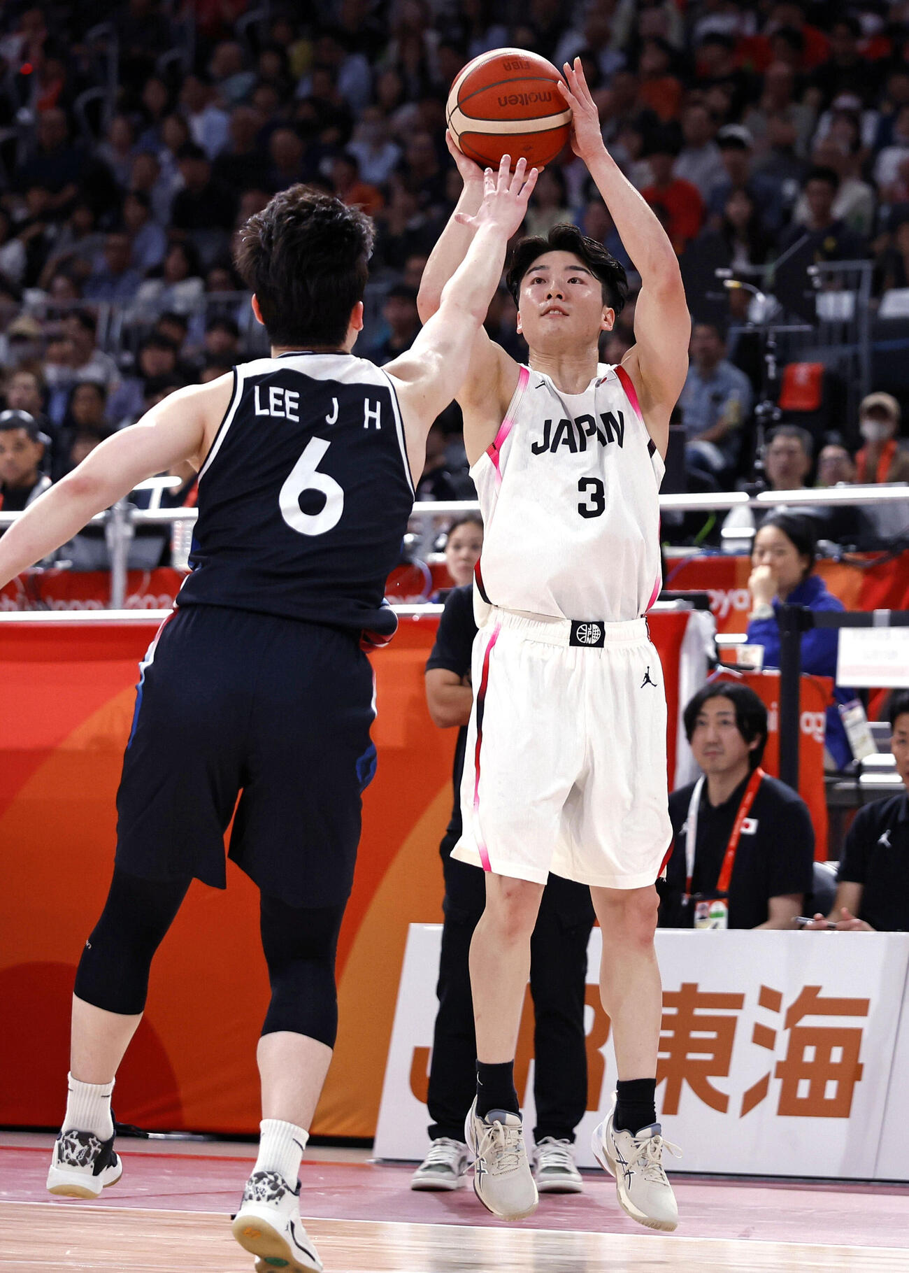 日本－韓国　第2クオーター、3点シュートを決める黒川（共同）
