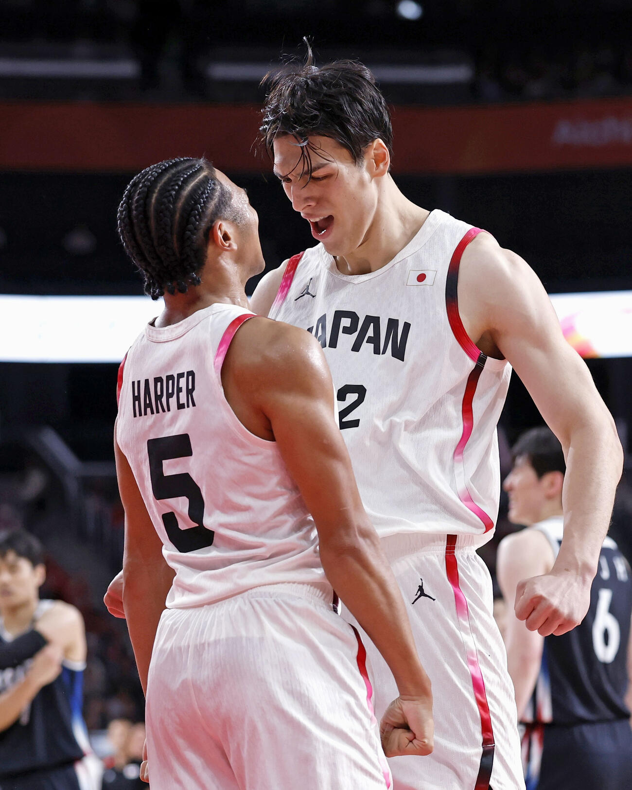 日本－韓国　第3クオーター、ゴールを決め、ハーパー（左）と喜ぶシェーファー（共同）