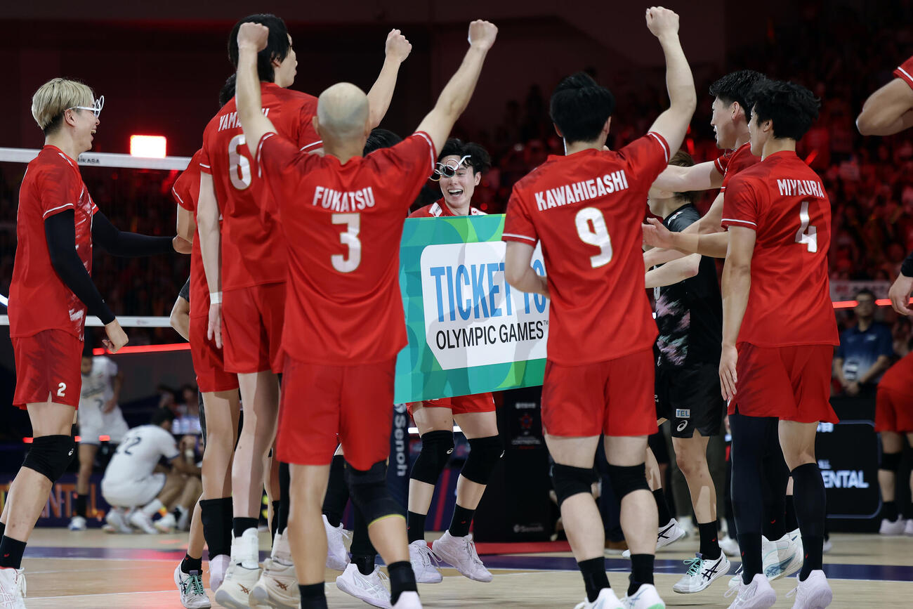 日本対イラン　イランを破ってロサンゼルス五輪の出場権を獲得し、歓喜する高橋藍（中央）ら日本の選手たち（撮影・前田充）