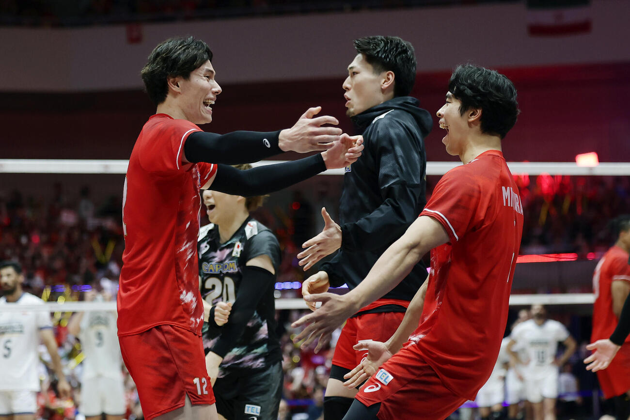 日本対イラン　イランに勝利し歓喜する高橋藍（左）と宮浦健人（右）（撮影・前田充）