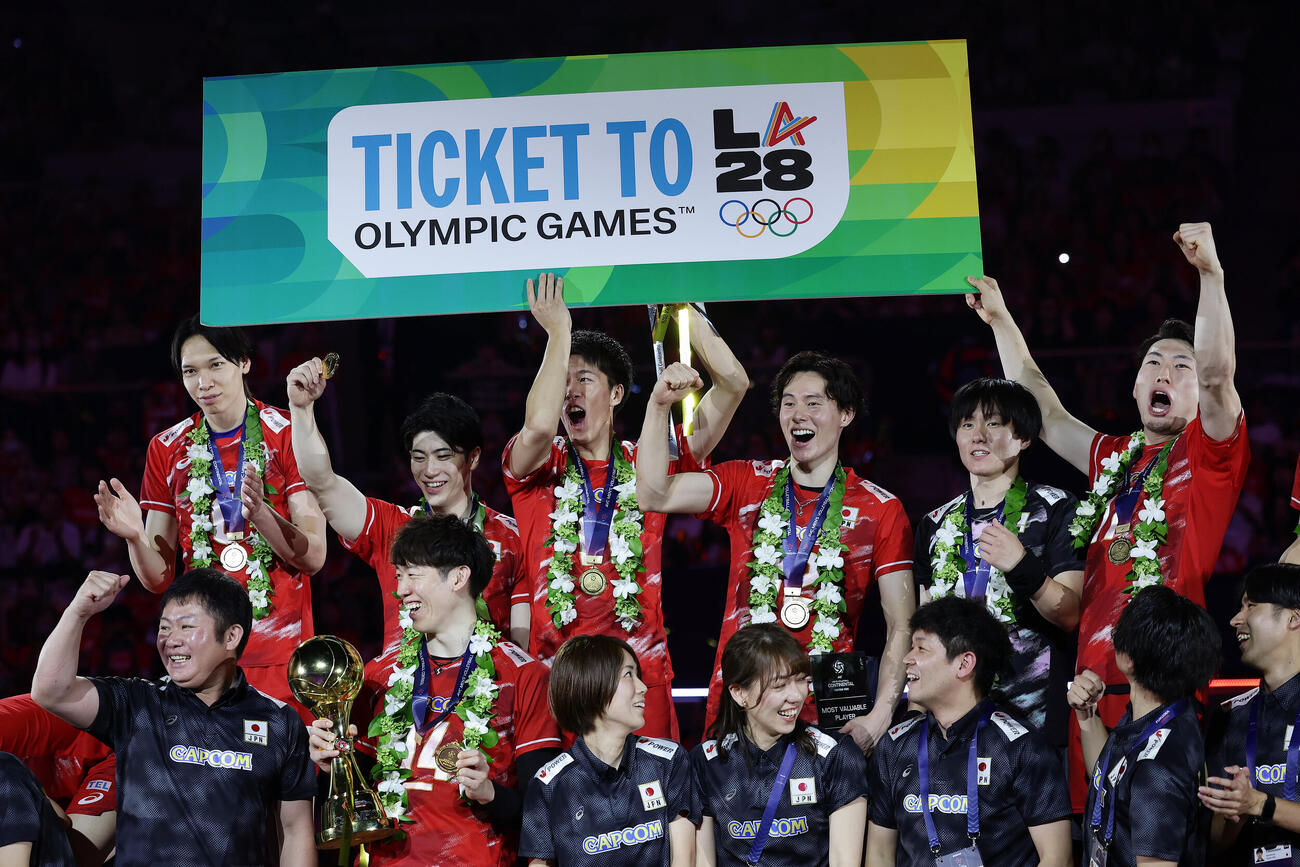 日本対イラン　ロサンゼルス五輪の出場権を獲得し、表彰式で歓喜する日本の選手たち（撮影・前田充）