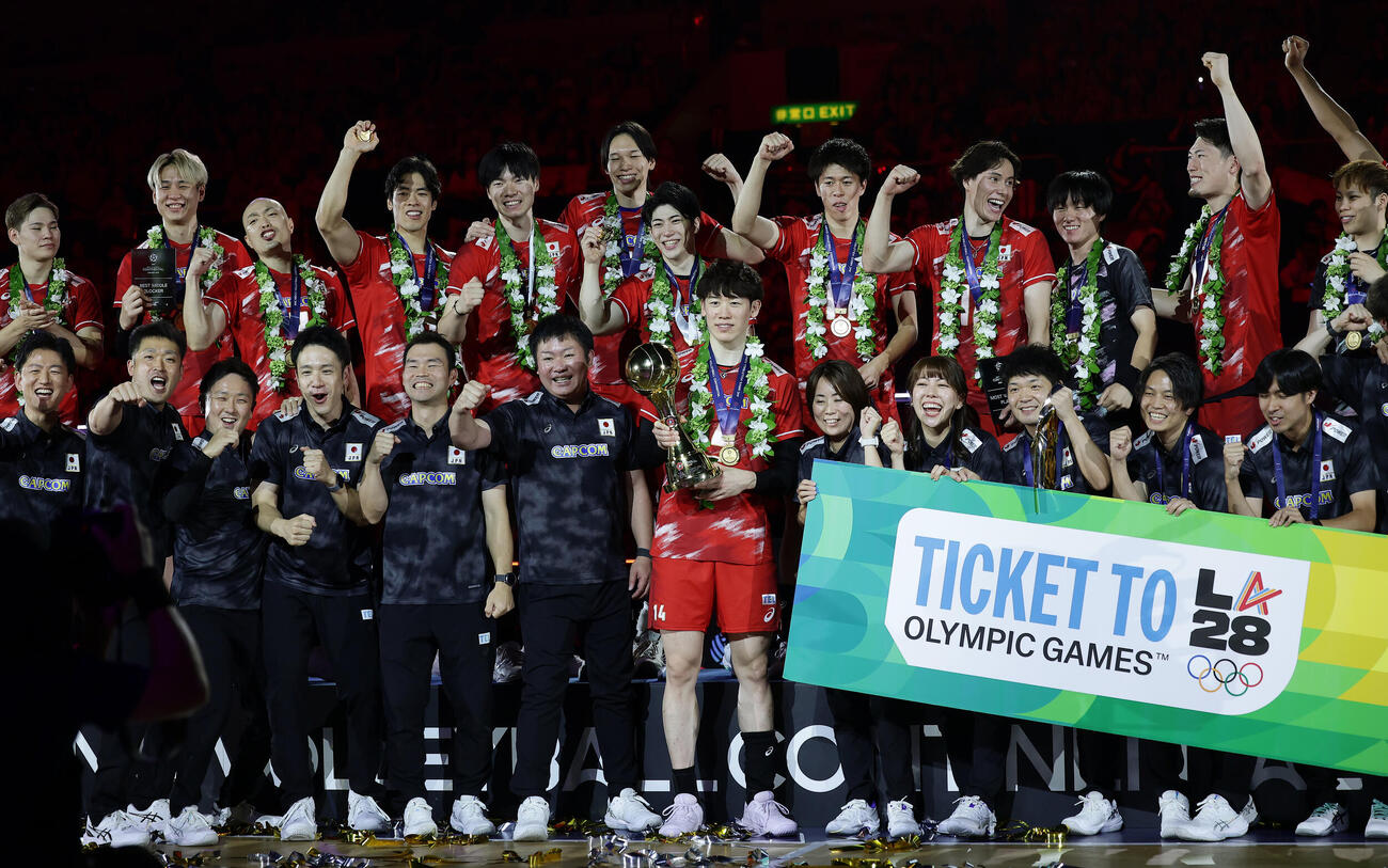 日本対イラン　ロサンゼルス五輪の出場権を獲得し、表彰式で歓喜する日本の選手たち（撮影・前田充）