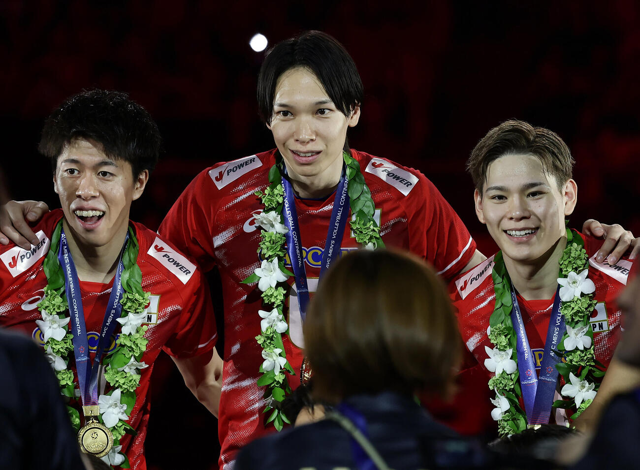 日本対イラン　笑顔で写真に納まる、左から富田将馬、山内晶大、西田有志（撮影・前田充）
