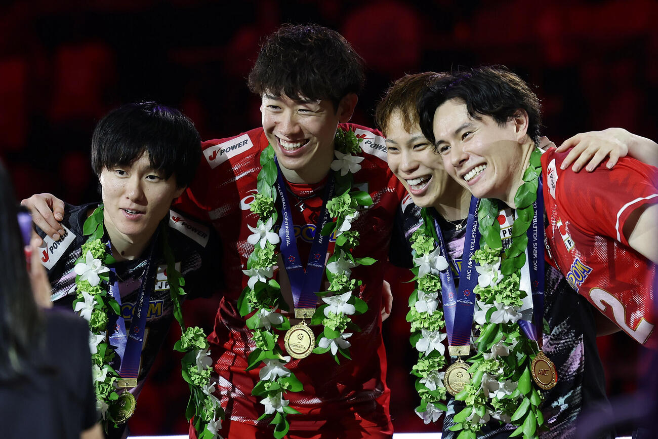 日本対イラン　笑顔で写真に納まる、左から小川智大、石川祐希、山本智大、高橋藍（撮影・前田充）