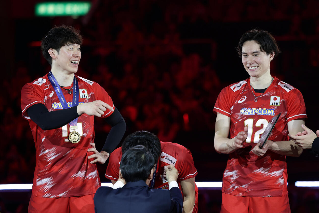 日本対イラン　表彰式で笑顔を見せる石川祐希（左）と高橋藍（撮影・前田充）
