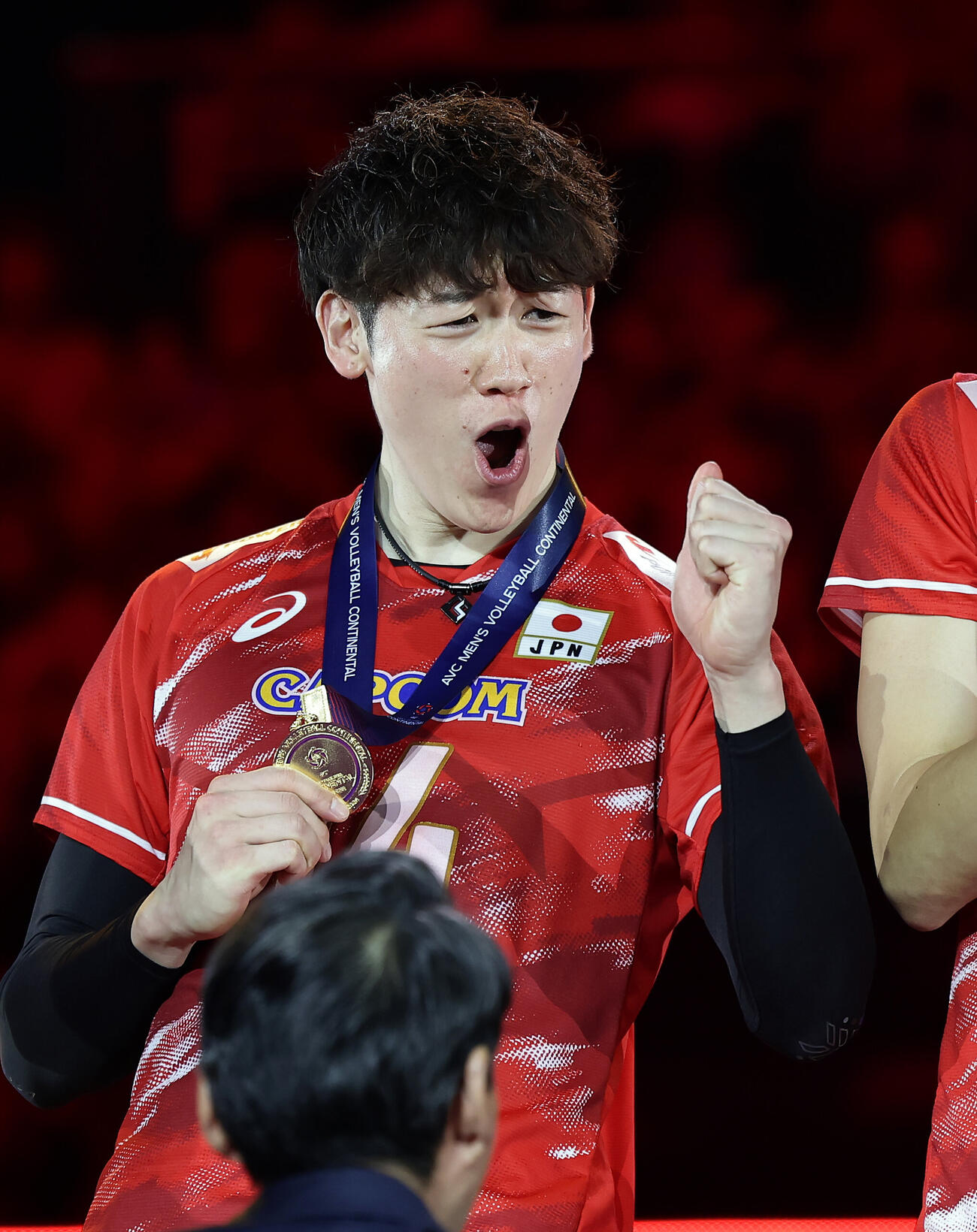 日本対イラン　メダルを授与されガッツポーズする石川祐希（撮影・前田充）